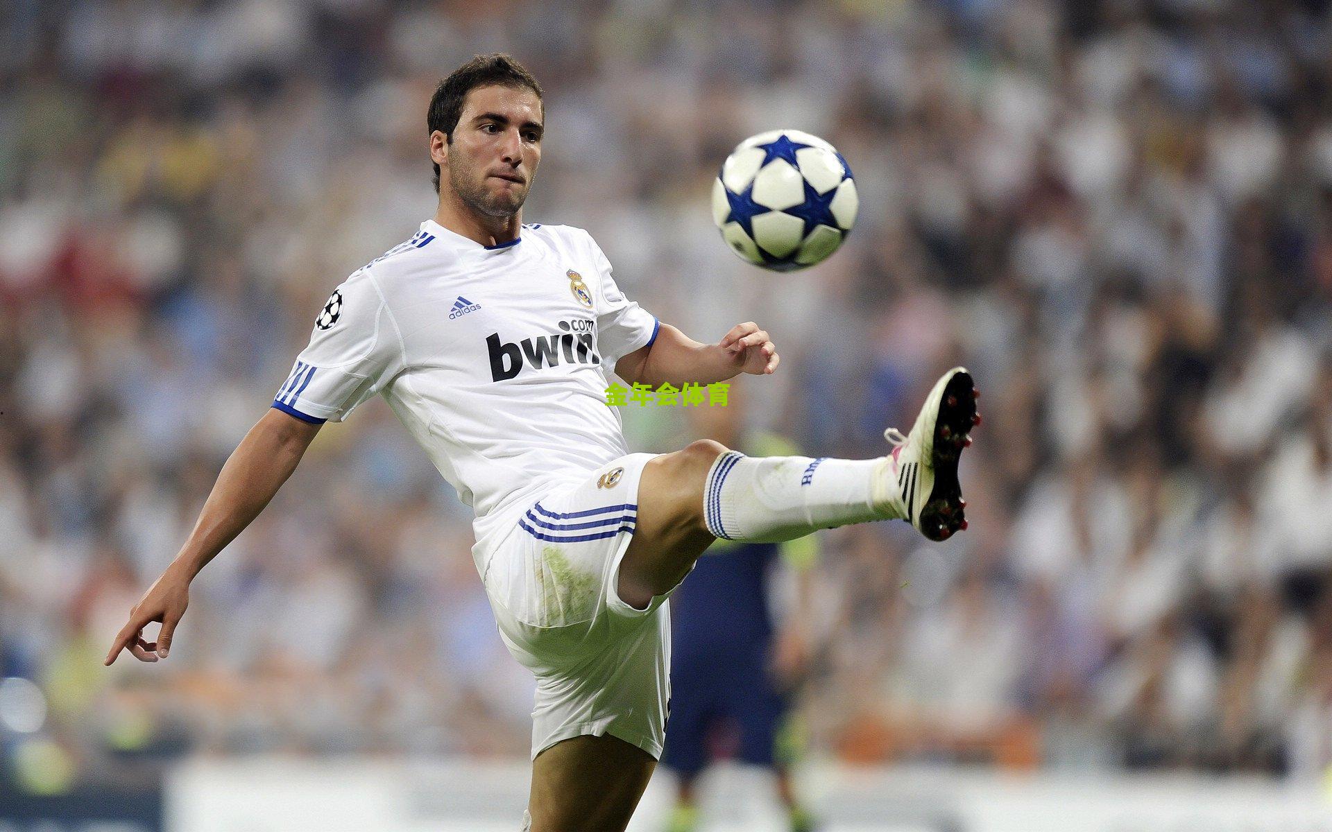 25岁前打出15场40分10板5助,东契奇超越天勾